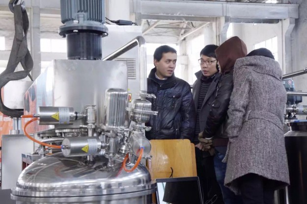 盡管外面風(fēng)雪交加，總有一些人依舊不畏嚴寒！